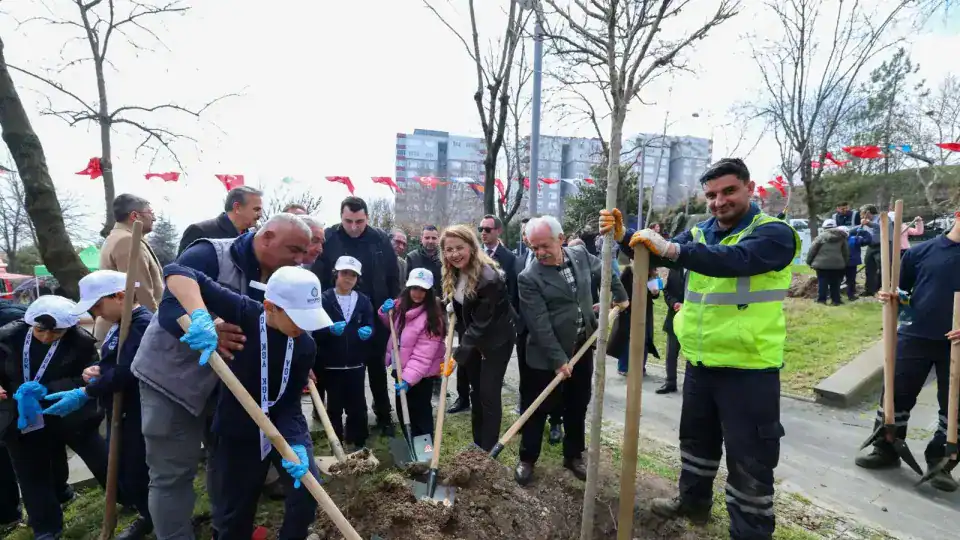 Bakırköy’de Öğrencilerle Gerçekleştirilen Fidan Dikim Etkinliğiyle Parklar Yeşeriyor