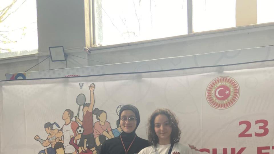 Fatih Belediyesi Sporcuları 23 Nisan Yüzme Yarışları’nda Çok Yönlü Başarı Gösterdi