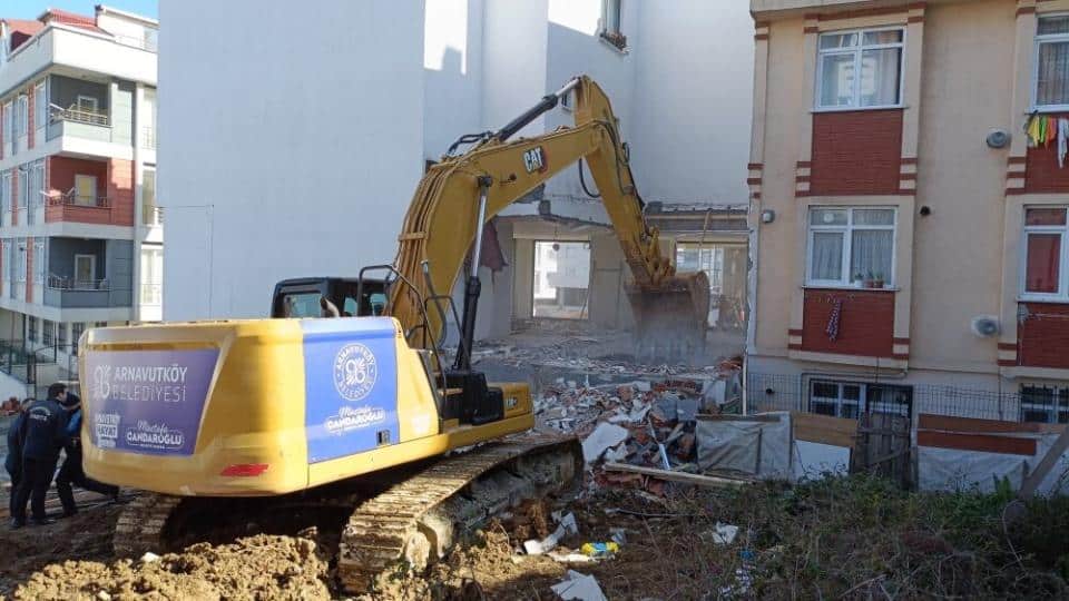 Arnavutköy’de Kaçak Yapılar Yıkılıyor: Planlı Şehirleşme İçin Kararlı Adımlar