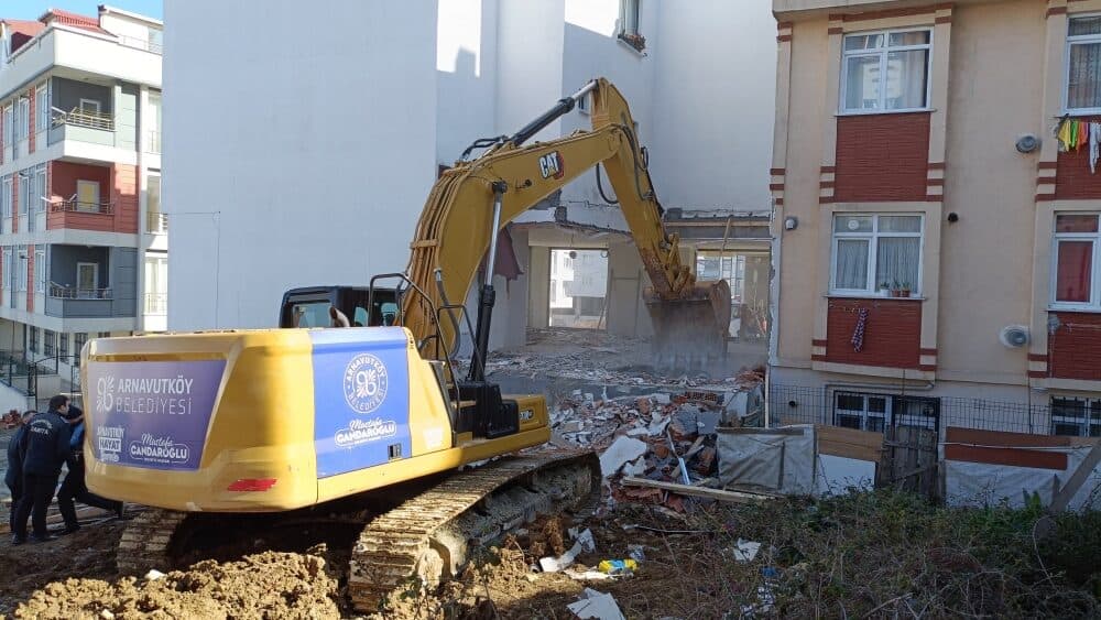 Arnavutköy’de Kaçak Yapılar Yıkılıyor: Planlı Şehirleşme İçin Kararlı Adımlar