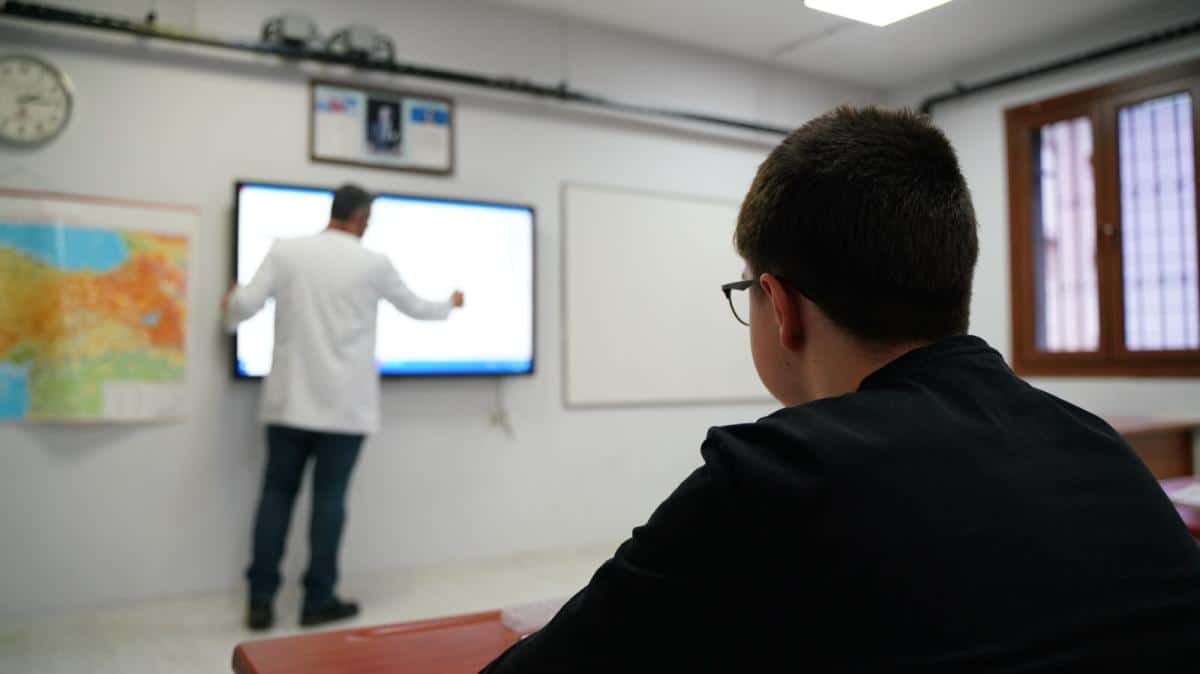 Fatih Belediyesi Bilgi Evleri’nde Üniversiteye Hazırlık Kursları Devam Ediyor