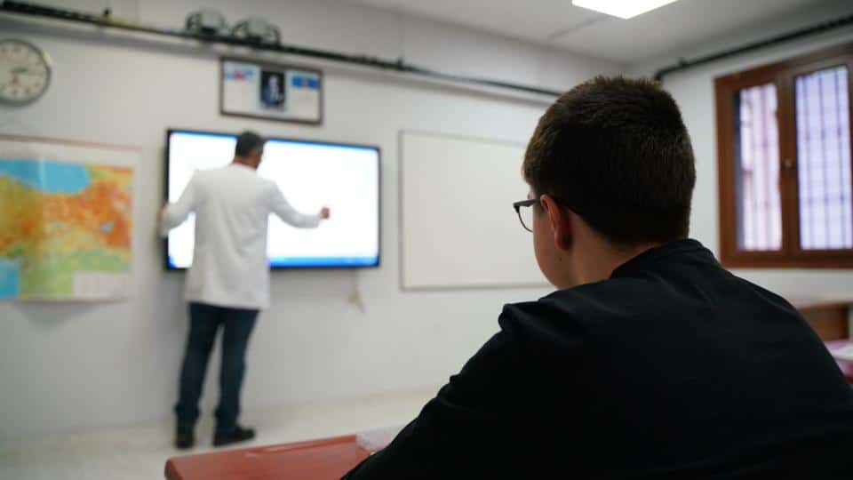 Fatih Belediyesi Bilgi Evleri’nde Üniversiteye Hazırlık Kursları Devam Ediyor