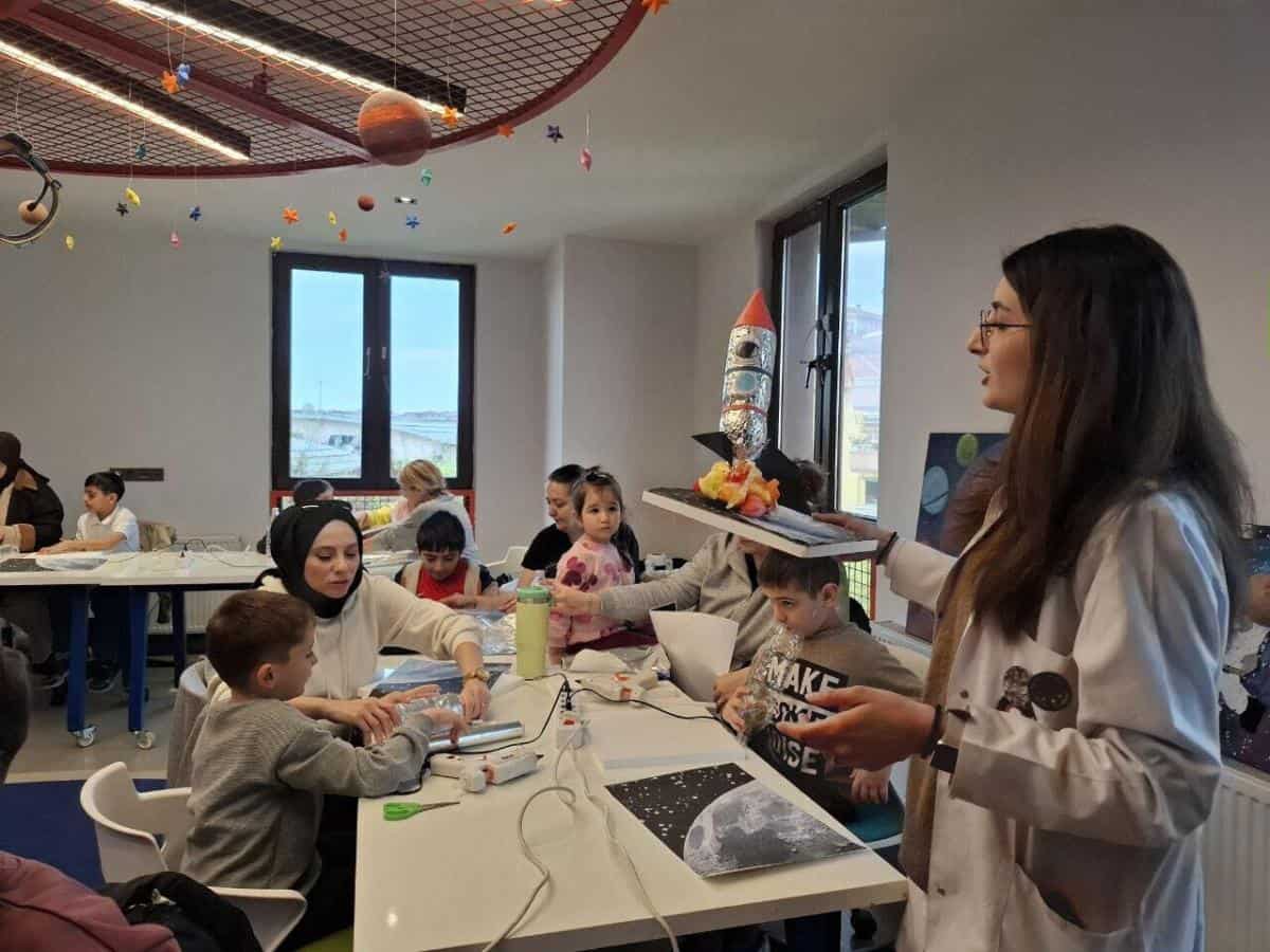 Fatih’te Çocuklar ve Velileri Geri Dönüşümlü Malzemelerle Roket Tasarladı