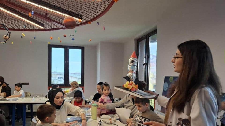 Fatih’te Çocuklar ve Velileri Geri Dönüşümlü Malzemelerle Roket Tasarladı