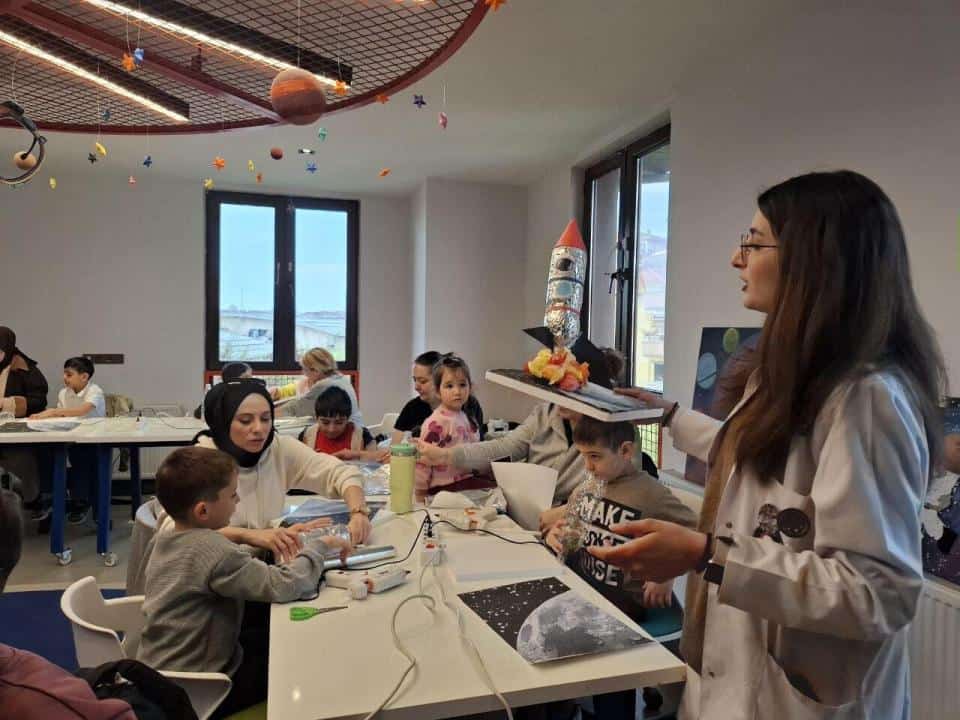 Fatih’te Çocuklar ve Velileri Geri Dönüşümlü Malzemelerle Roket Tasarladı