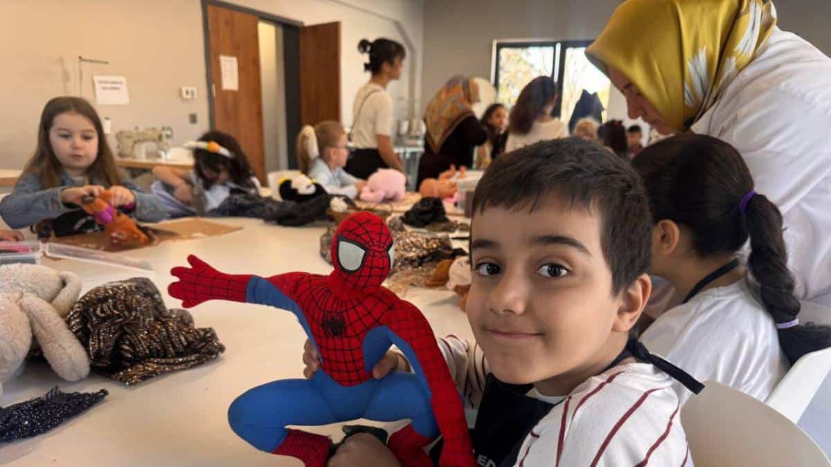 Silivrikapı’da İlkokul Öğrencileri Oyuncak Bebeklerine Kıyafet Dikmeyi Öğrendi