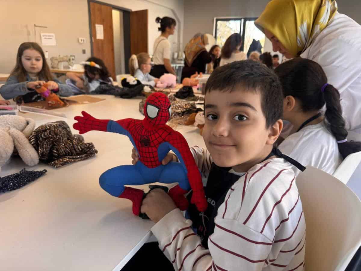 Silivrikapı’da İlkokul Öğrencileri Oyuncak Bebeklerine Kıyafet Dikmeyi Öğrendi