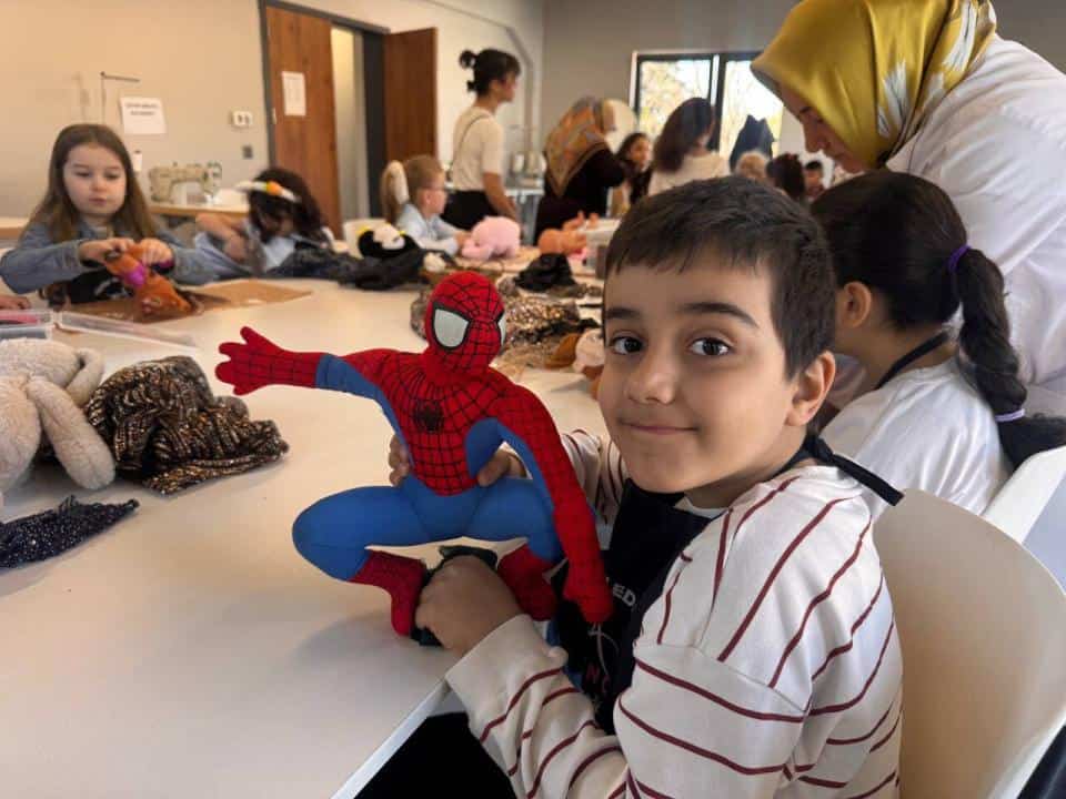Silivrikapı’da İlkokul Öğrencileri Oyuncak Bebeklerine Kıyafet Dikmeyi Öğrendi