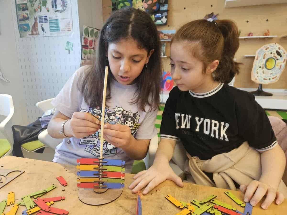 Fatih’te Öğrenciler DNA’nın Yapısını Uygulamalı Olarak Modelledi