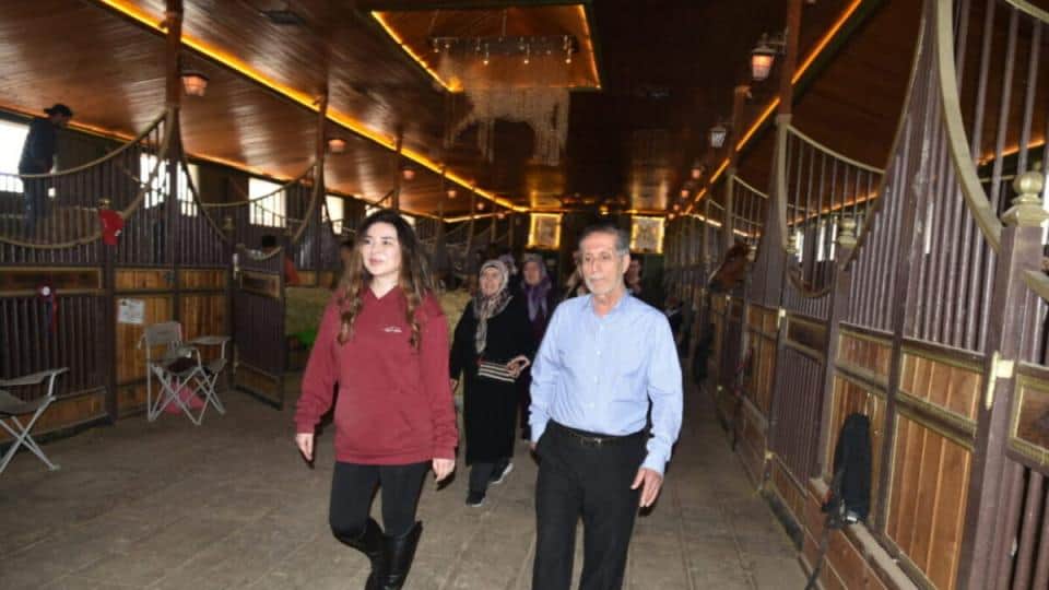 Pendik’te 65 Yaş Üstü Vatandaşlara Atlı Terapiyle Fiziksel ve Psikolojik Destek