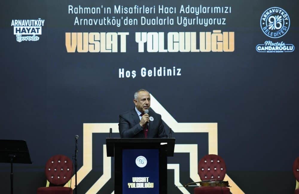 Arnavutköy’de Hacı Adayları Surre Alayı Geleneğiyle Dualarla Uğurlandı