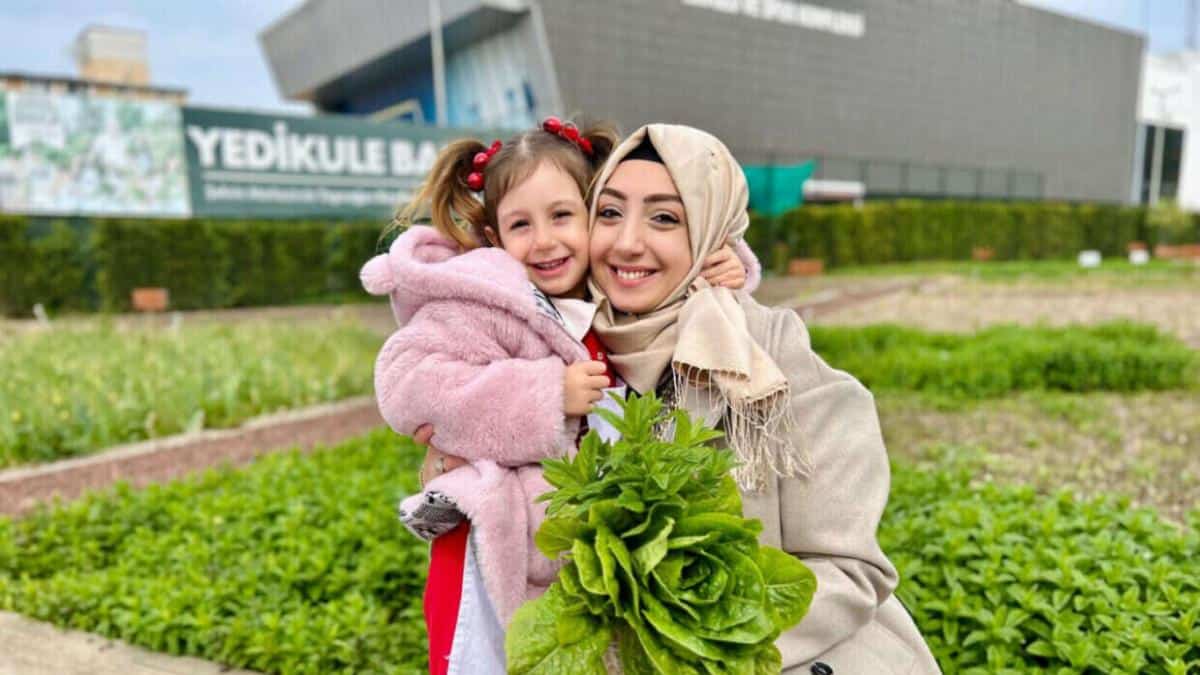 Yedikule Bahçe’de Anneler ve Çocuklar Salata Atölyesinde Bir Araya Geldi