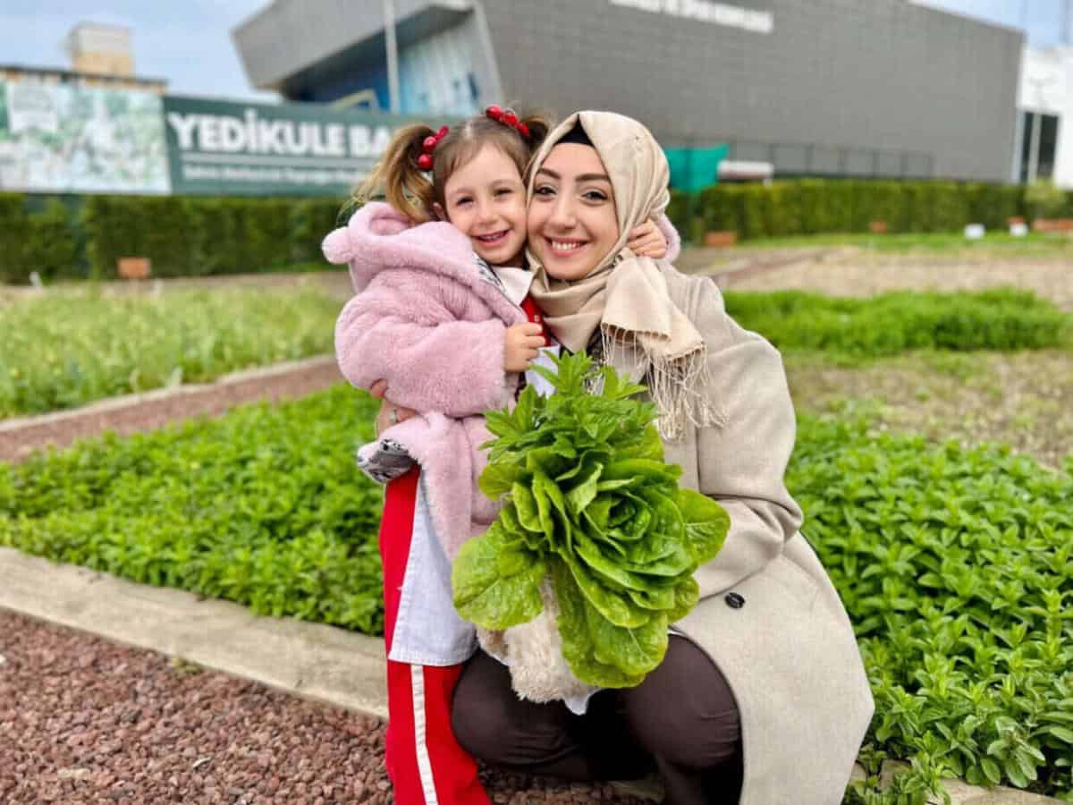 Yedikule Bahçe’de Anneler ve Çocuklar Salata Atölyesinde Bir Araya Geldi
